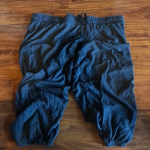 Slouchy gray under armour Capris M